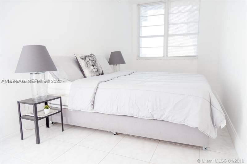 1 bedroom Condominium at 100 Lincoln Rd 1216, The Decoplage Condo, Miami Beach — photo 2