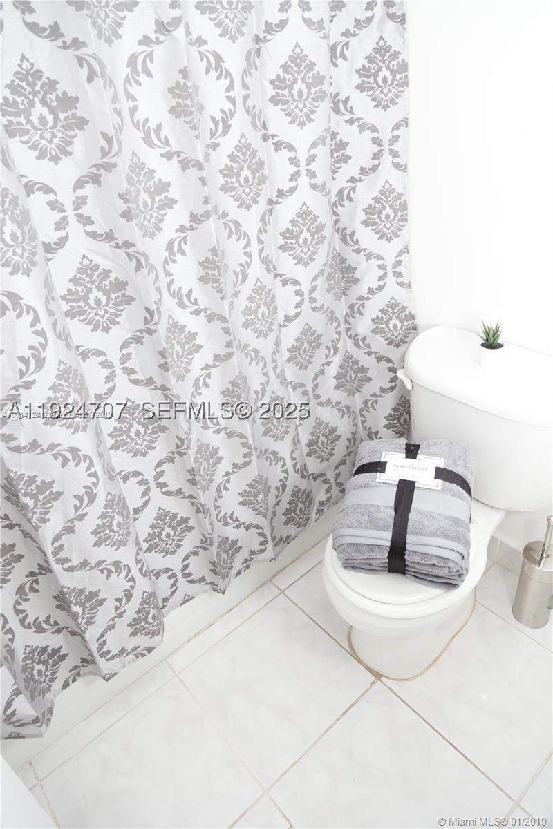 1 bedroom Condominium at 100 Lincoln Rd 1216, The Decoplage Condo, Miami Beach — photo 3