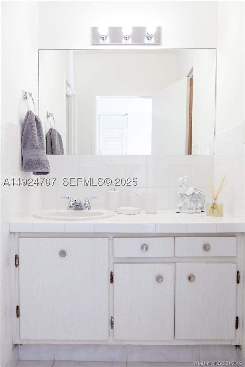 1 bedroom Condominium at 100 Lincoln Rd 1216, The Decoplage Condo, Miami Beach — photo 4