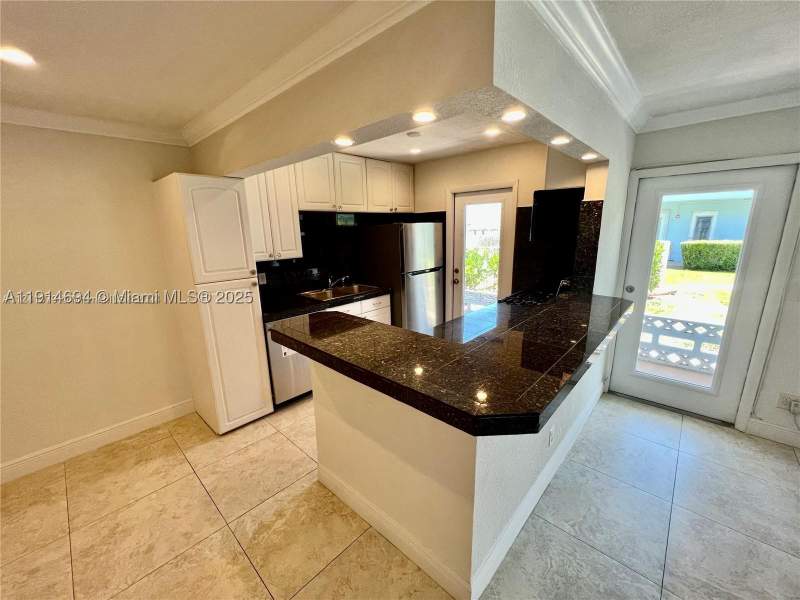 2 bedroom Condominium at 2700 NE 135th St 45, Fairmont House, North Miami — photo 4