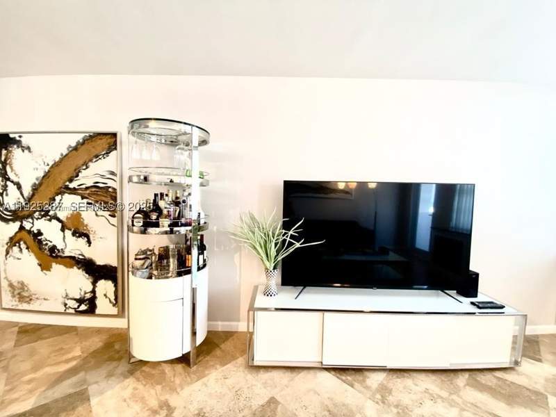 1 bedroom Condominium at 100 Lincoln Rd 608, The Decoplage Condo, Miami Beach — photo 4