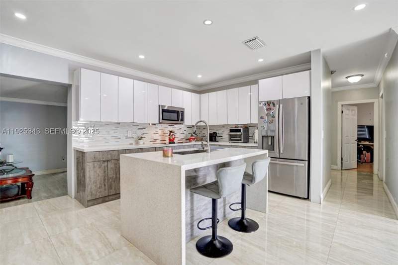 4 bedroom SingleFamilyResidence at 631 E 53rd St, Saratoga Heights Re-Sub, Hialeah — photo 2