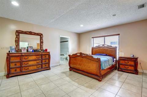 631 E 53rd St, Hialeah FL - photo 6 of 44