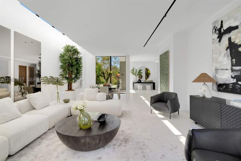 5 bedroom SingleFamilyResidence at 3551 Crystal Ct, Crystal Bluff Addn To Sil, Miami — photo 2