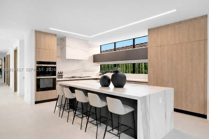 5 bedroom SingleFamilyResidence at 3551 Crystal Ct, Crystal Bluff Addn To Sil, Miami — photo 3