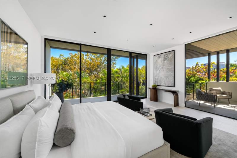5 bedroom SingleFamilyResidence at 3551 Crystal Ct, Crystal Bluff Addn To Sil, Miami — photo 4
