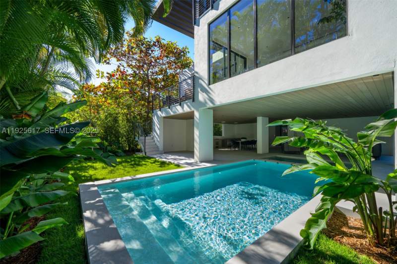 5 bedroom SingleFamilyResidence at 3551 Crystal Ct, Crystal Bluff Addn To Sil, Miami — photo 5