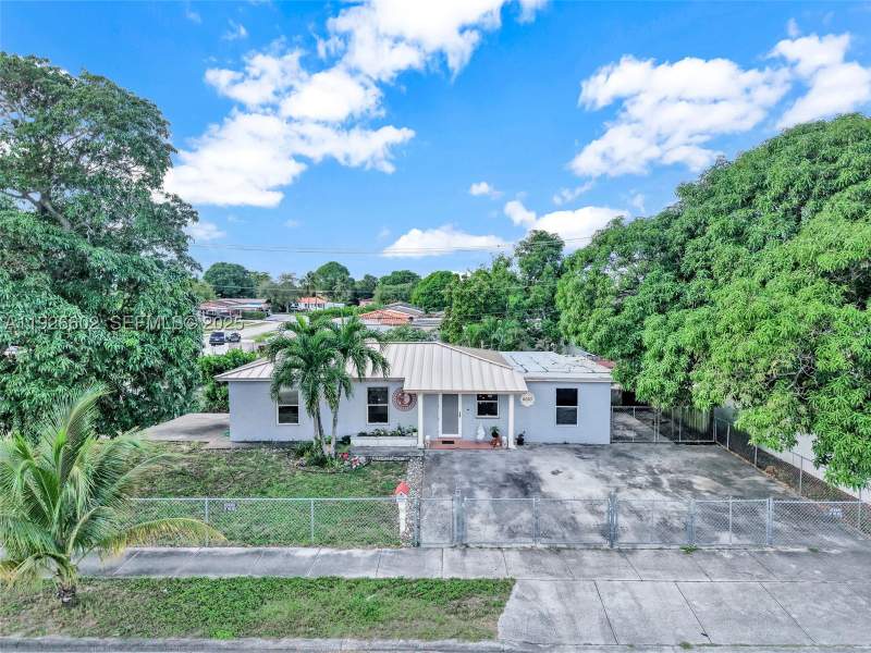 4 bedroom SingleFamilyResidence at 4020 E 10th Ave, Linden Gardens, Hialeah — photo 2