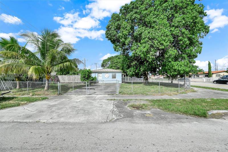 4 bedroom SingleFamilyResidence at 4020 E 10th Ave, Linden Gardens, Hialeah — photo 3
