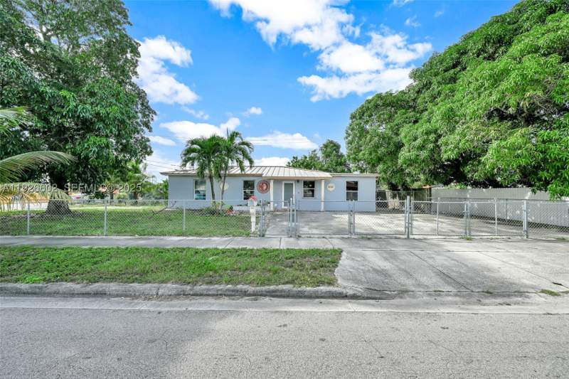 4 bedroom SingleFamilyResidence at 4020 E 10th Ave, Linden Gardens, Hialeah — photo 4