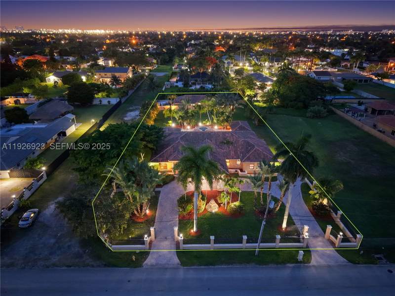 8 bedroom SingleFamilyResidence at 3001 SW 132nd Ave, J G Heads Farms Unit A, Miami — photo 2