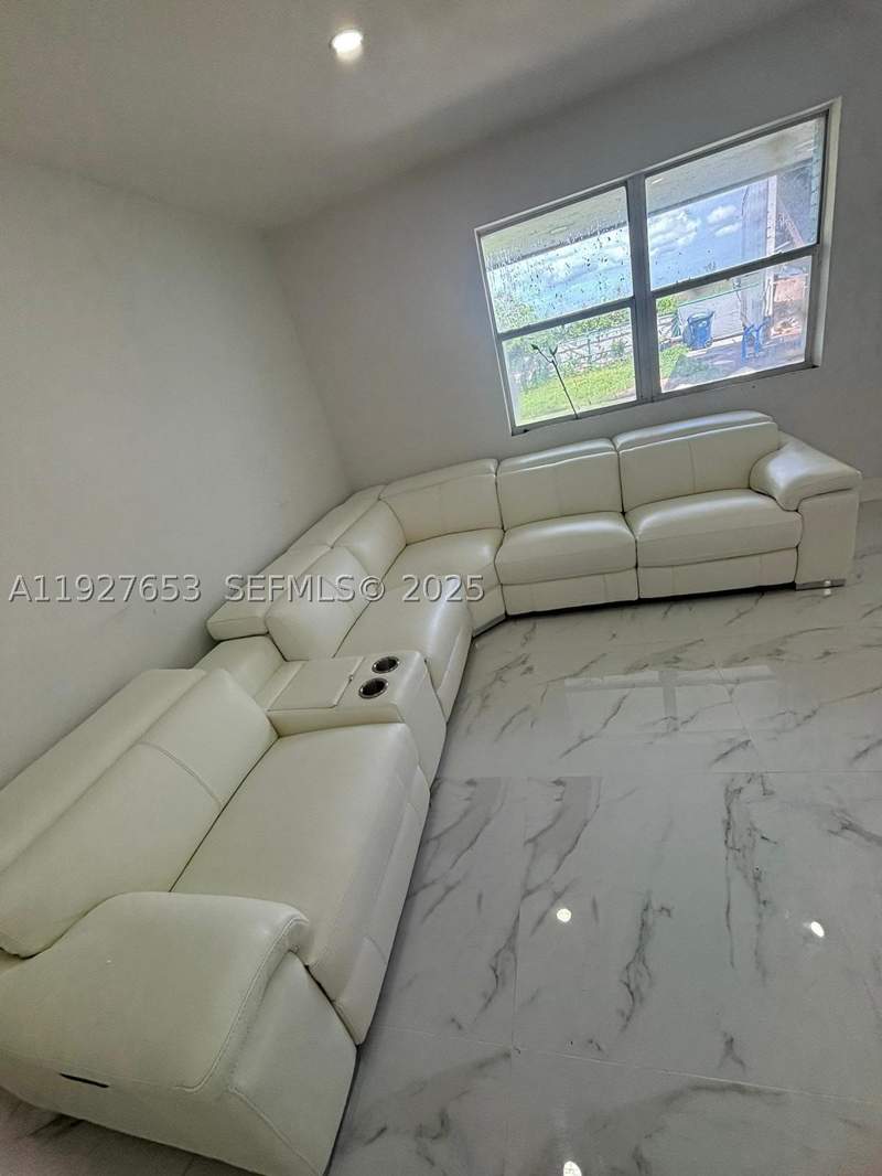3 bedroom SingleFamilyResidence at 21160 SW 328th St, Near Florida City, Homestead — photo 5