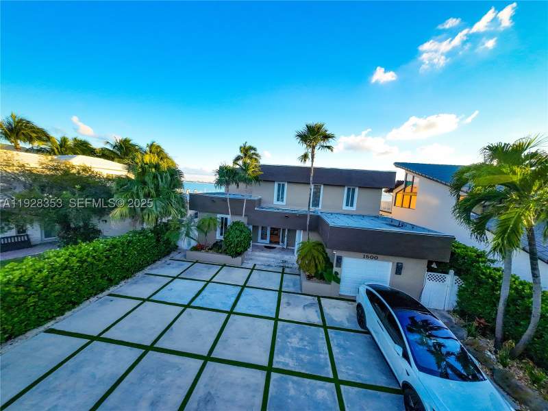 4 bedroom SingleFamilyResidence at 1500 S Treasure Dr, Treasure Island, North Bay Village — photo 2