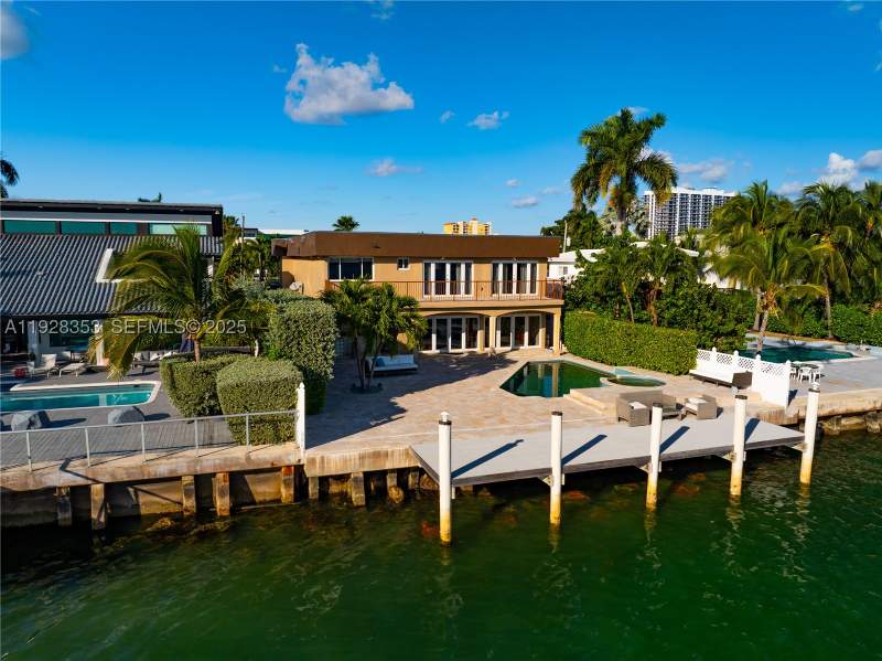 4 bedroom SingleFamilyResidence at 1500 S Treasure Dr, Treasure Island, North Bay Village — photo 4