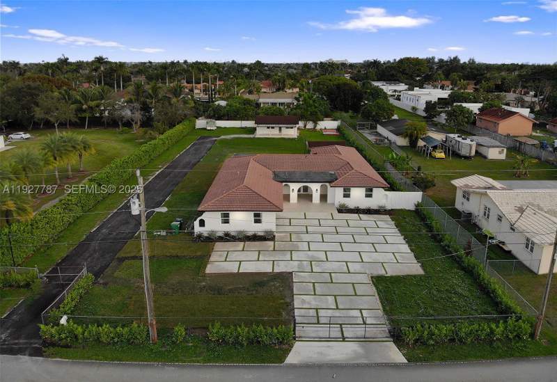 4 bedroom SingleFamilyResidence at 3801 SW 132nd Ave, J G Heads Farms Unit A, Miami — photo 3