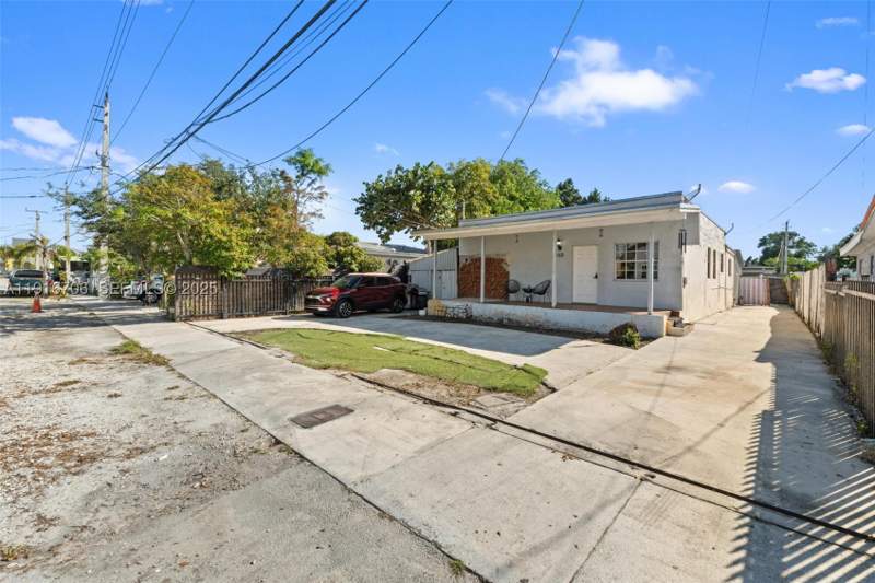 3 bedroom SingleFamilyResidence at 2262 NW 4th St, City Line Park Amd, Miami — photo 2