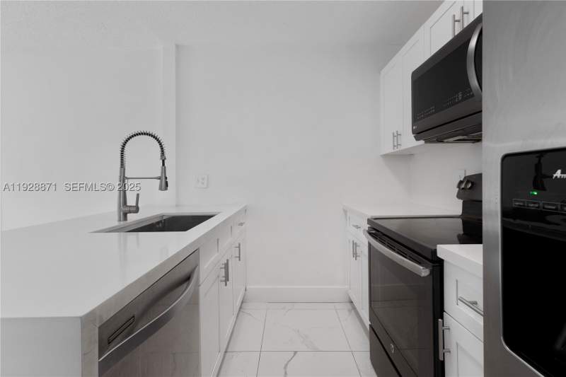 3 bedroom Condominium at 6580 W 27th Ct 58-21, Lago Grande Condo Three B, Hialeah — photo 3