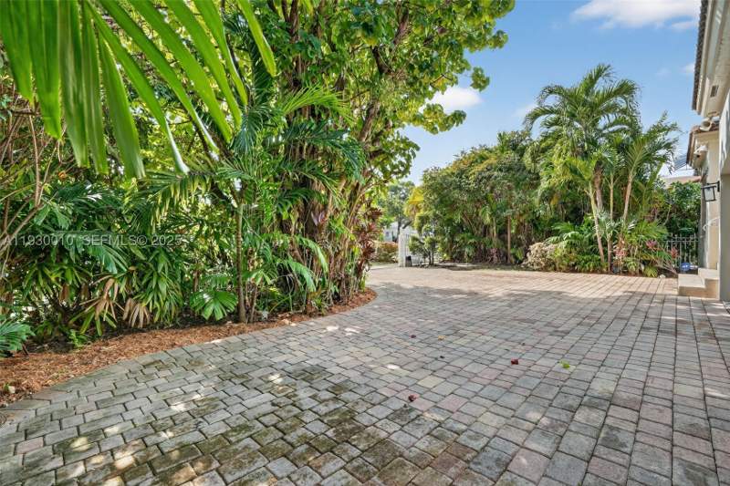 5 bedroom SingleFamilyResidence at 2913 SW 13th St, McAllister Terr, Miami — photo 4