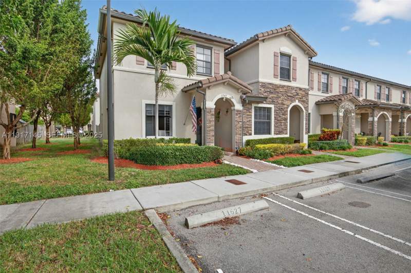 2 bedroom Villa at 11527 SW 248th Ln, Coco Palm Estates, Homestead — photo 2