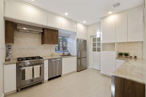 3760 Royal Palm Ave, Miami Beach FL - photo 9 of 47