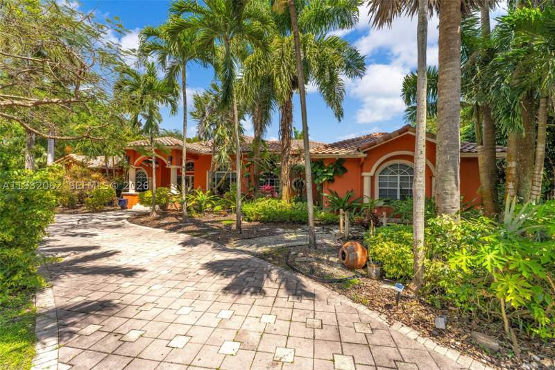 6 bedroom SingleFamilyResidence at 11825 S Mitchell Manor Cir, South Mitchell Manors, Pinecrest — photo 3