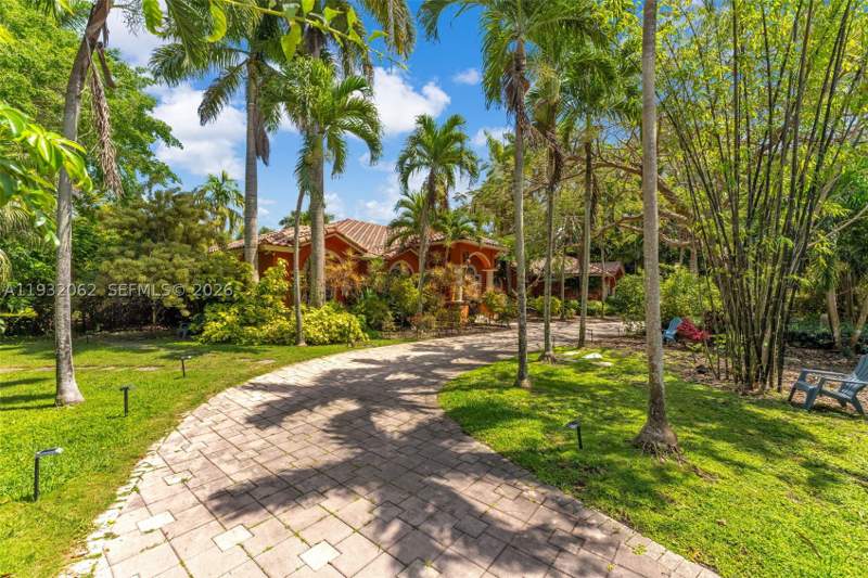 6 bedroom SingleFamilyResidence at 11825 S Mitchell Manor Cir, South Mitchell Manors, Pinecrest — photo 5
