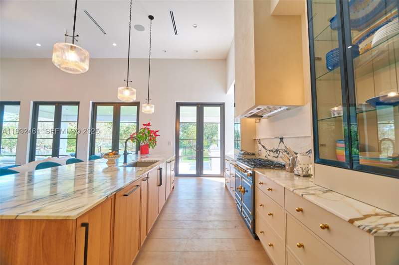 4 bedroom SingleFamilyResidence at 11001 SW 74th Ave, Kendall Park Estates, Pinecrest — photo 3