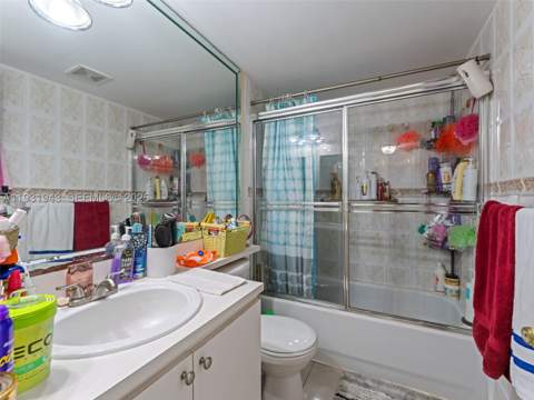 1655 W 44th Pl 448, Hialeah FL - photo 12 of 25