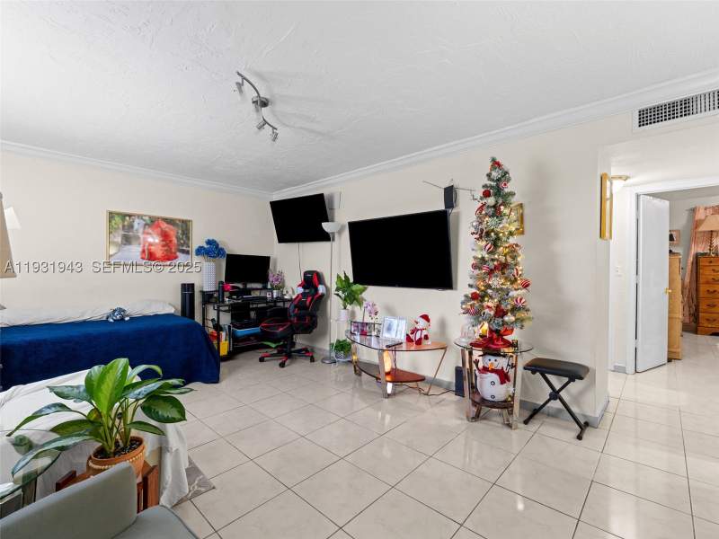 2 bedroom Condominium at 1655 W 44th Pl 448, El Sol Condo, Hialeah — photo 2