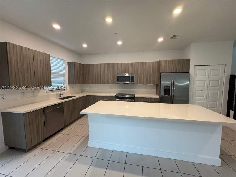 3 bedroom Condominium at 10461 NW 82nd St 6, Highland At Park Central, Doral — photo 4