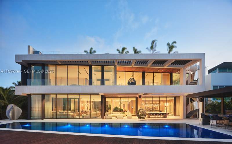 7 bedroom SingleFamilyResidence at 1413 N Venetian Way, San Marco, Miami — photo 2