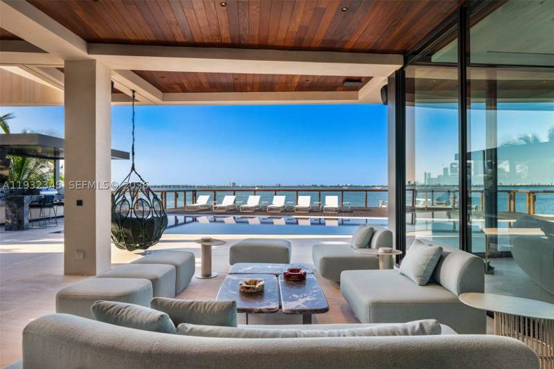 7 bedroom SingleFamilyResidence at 1413 N Venetian Way, San Marco, Miami — photo 3