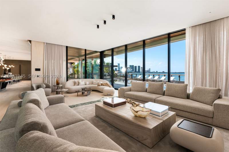 7 bedroom SingleFamilyResidence at 1413 N Venetian Way, San Marco, Miami — photo 4