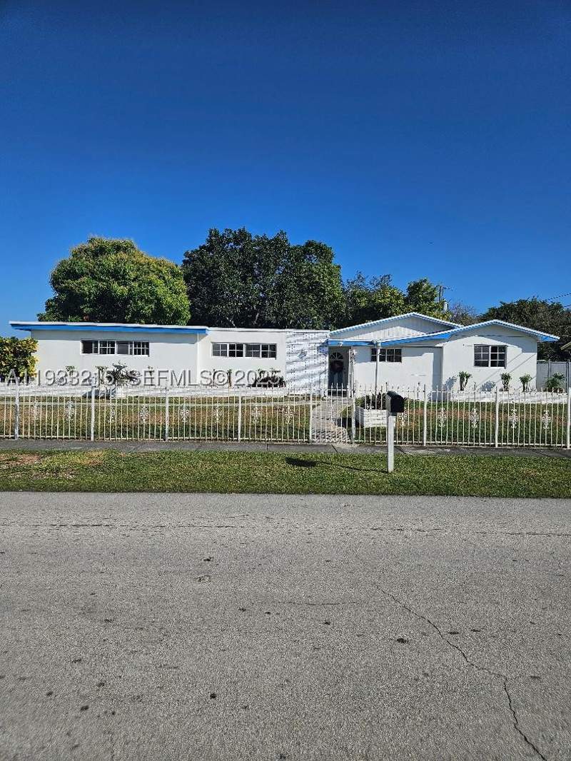 4 bedroom SingleFamilyResidence at 17601 SW 108th Ct, Green Hills Sec 7, Miami — photo 2