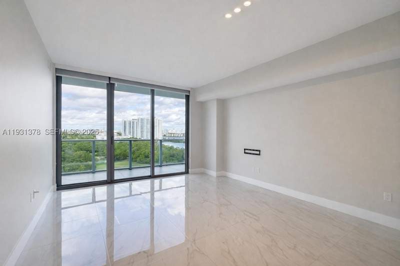 1 bedroom Condominium at 16385 Biscayne Blvd 1102, The Harbour North Condo, North Miami Beach — photo 2