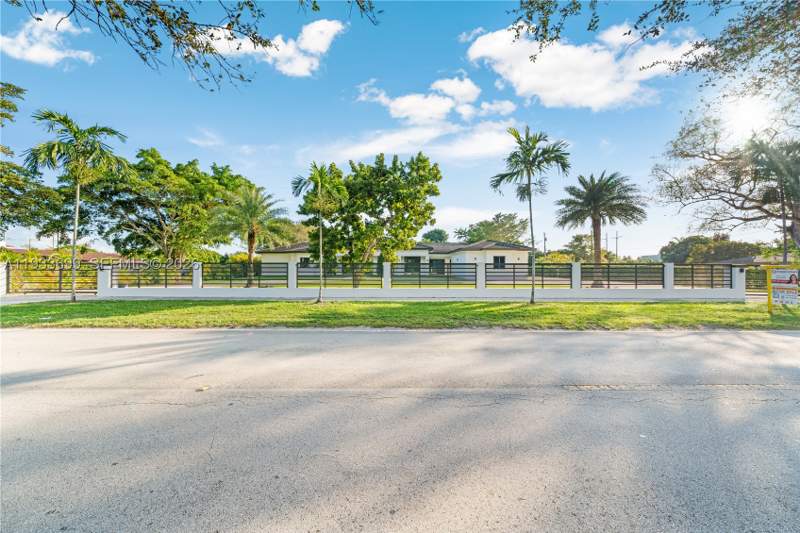 8 bedroom SingleFamilyResidence at 10398 SW 64th St, Miller Drive Estates, Miami — photo 2