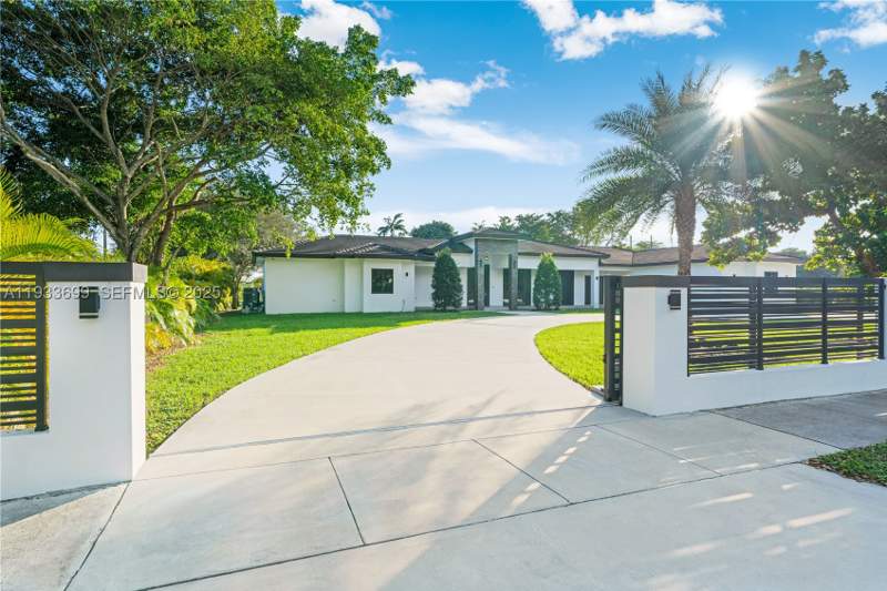 8 bedroom SingleFamilyResidence at 10398 SW 64th St, Miller Drive Estates, Miami — photo 4