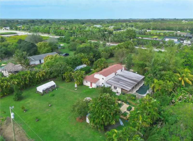 4 bedroom SingleFamilyResidence at 19810 SW 200th St, Redland Farmhouse, Miami — photo 4