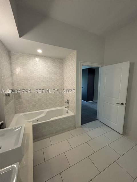 5300 NW 87th Ave 913, Doral FL - photo 12 of 34