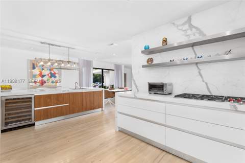 6420 Pinetree Drive Cir, Miami Beach FL - photo 8 of 45