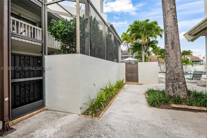 3 bedroom Townhouse at 7075 SW 67th Ave 14, Banyans Of South Miami Co, South Miami — photo 4