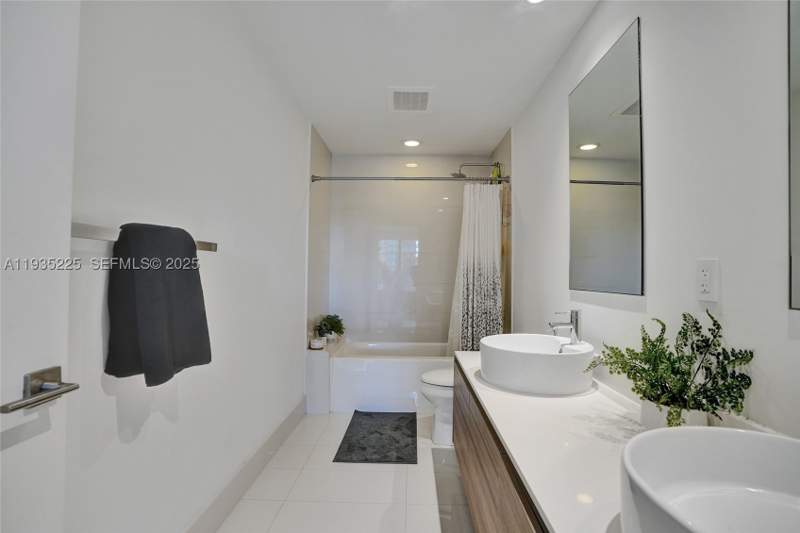 2 bedroom Condominium at 121 NE 34th St 902, 3401 MIDTOWN CONDO, Miami — photo 3
