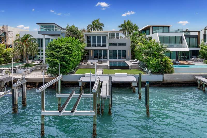 5 bedroom SingleFamilyResidence at 1379 N Venetian Way, San Marco, Miami — photo 2