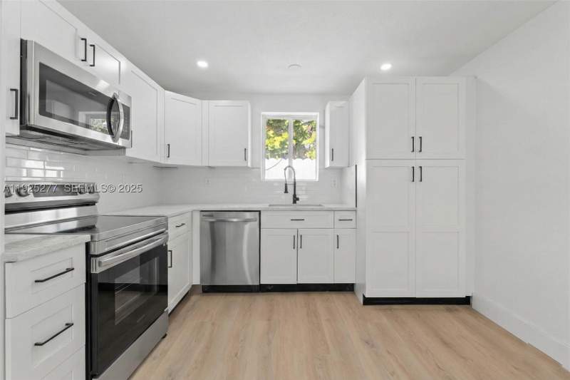3 bedroom SingleFamilyResidence at 2285 NW 89th St, Bowman Park, Miami — photo 3