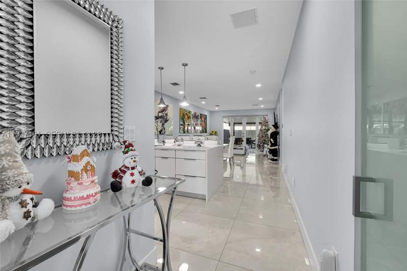 4 bedroom SingleFamilyResidence at 16911 SW 115th Ave, Colonial Pines, Miami — photo 2