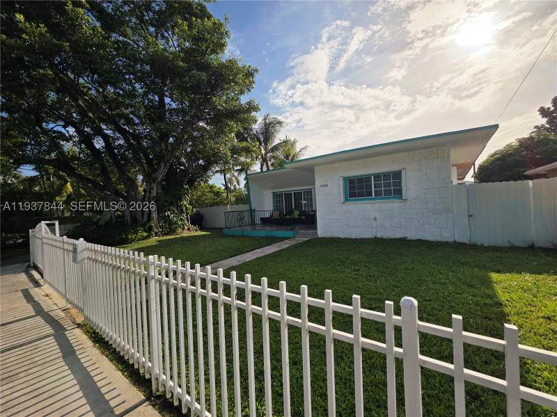 4 bedroom SingleFamilyResidence at 13895 NE 11th Ave, Irons Manor High Pine Add, North Miami — photo 2