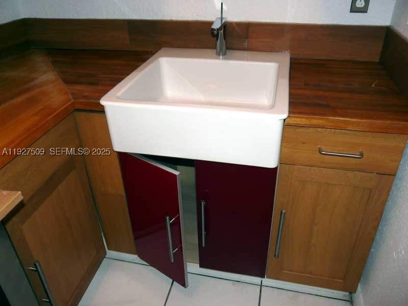 3 bedroom SingleFamilyResidence at 1880 NW 68th Ter, Liberty City, Miami — photo 2