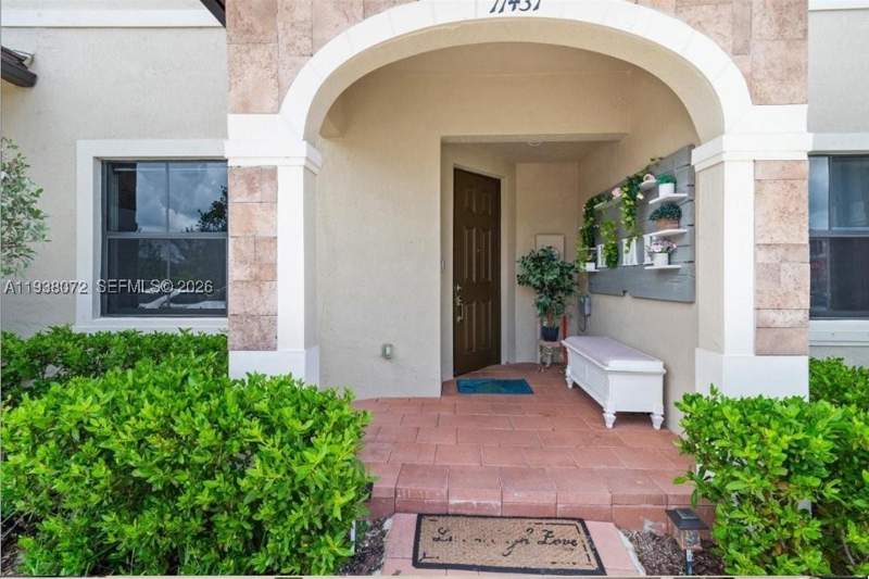 3 bedroom Townhouse at 11431 W 32nd Ln, Aquabella North, Hialeah — photo 2