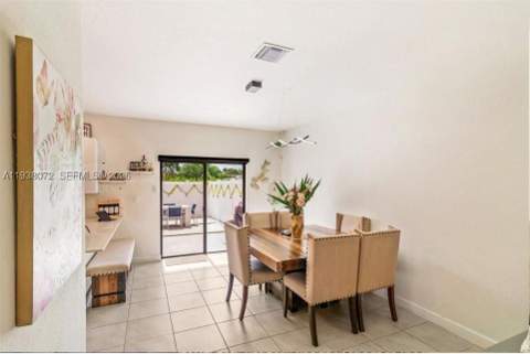 11431 W 32nd Ln, Hialeah FL - photo 7 of 19