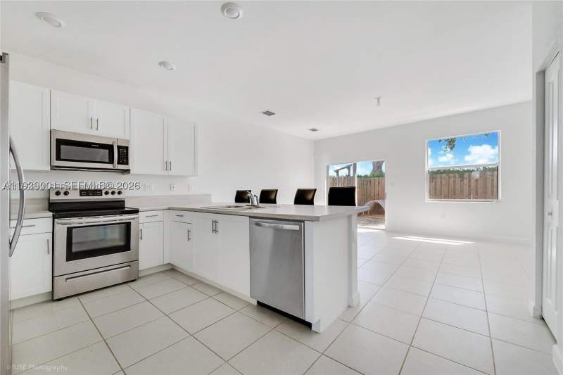 3 bedroom Townhouse at 1705 SE 27th Rd, Homestead Park Of Commerc, Homestead — photo 4